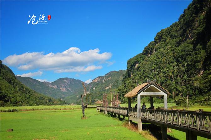 吃货拉拉爱吃烤地瓜，蹲在地瓜车前观瞧等待，狗：不买就不走……